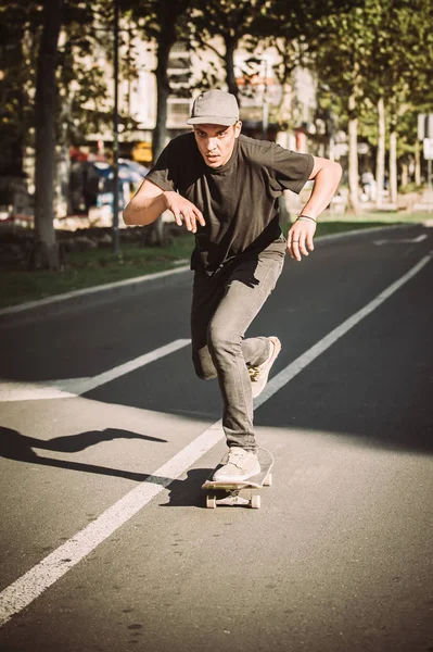 Pro skate piloto na frente do carro na rua da cidade — Fotografia de Stock