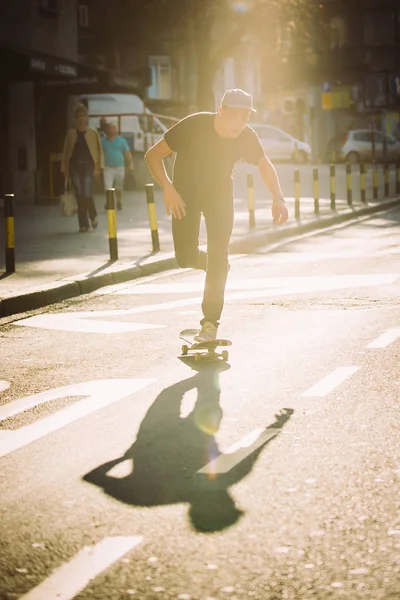 Pro skate piloto na frente do carro na rua da cidade — Fotografia de Stock