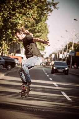 Kayakçı yapıyor hile ve sokakta atlar. Bedava yolculuk