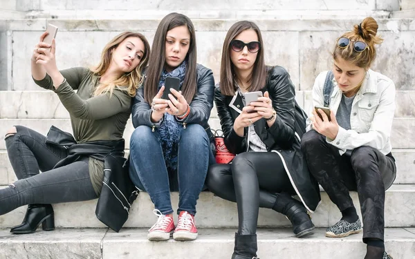 Csoport a lányok okostelefonok. Elszigeteltség technológia és a emotio — Stock Fotó