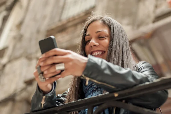 Glückliches Mädchen, das soziale Medien im Internet mit dem Handy betrachtet — Stockfoto