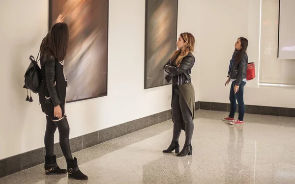 Groep van vrouw kijken naar moderne schilderkunst in art gallery and Museum — Stockfoto