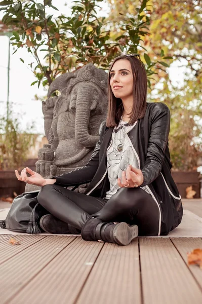 Urban business woman enjoys an afternoon yoga — Stock Photo, Image