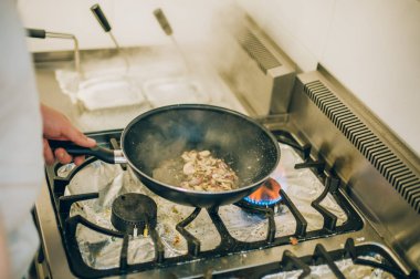 Şef Aşçı kızartma tavası mutfakta yemek hazırlar