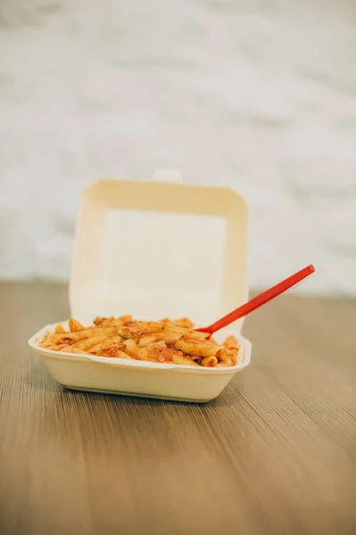 Tészta és spagetti a műanyag villával doboza — Stock Fotó