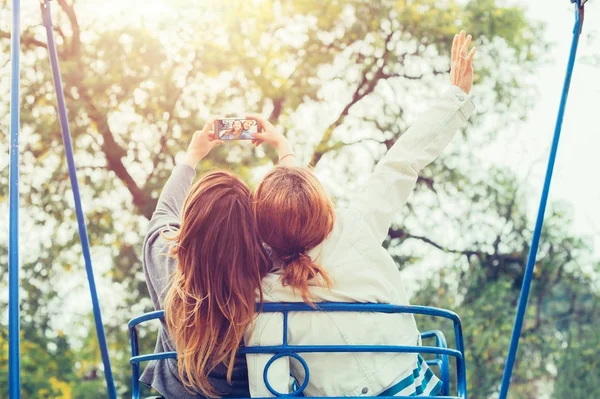 Zwei Mädchen machen Selfie, während sie Spaß im Freizeitpark haben — Stockfoto