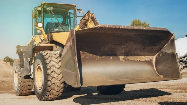 Bagger dans les dépotoirs de construction. Vue de face — Photo