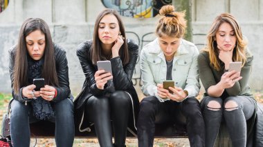 Bankta cep telefonu kullanarak kız grubu