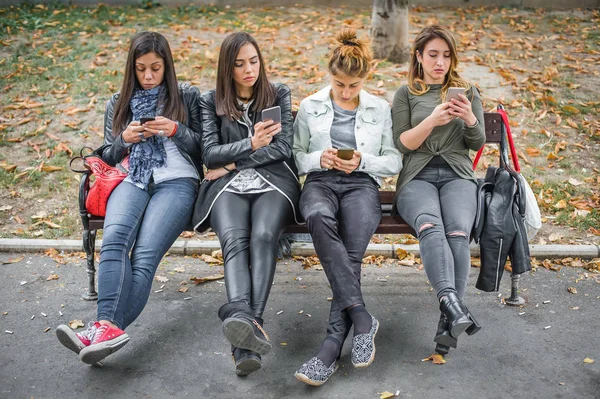 Csoport a lányok használata cellphones-padon — Stock Fotó