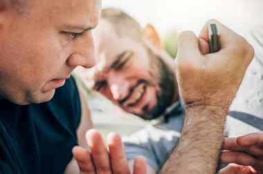 Kapap eğitmen bıçak öz savunma sanatları gösterir