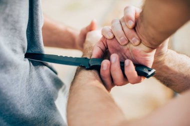Kapap eğitmen bıçak öz savunma sanatları gösterir