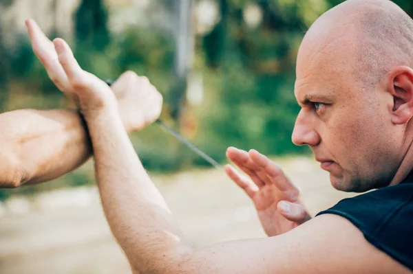 Kapap інструктор демонструє бойових мистецтв внесено зміни ножем в — стокове фото