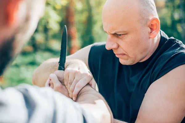 Kapap instruktör visar kampsport självförsvar kniv på — Stockfoto