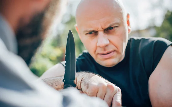 Kapap instructor demonstrates martial arts self defense knife at — Stock Photo, Image