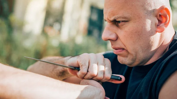 Kapap instructor demuestra artes marciales cuchillo de defensa personal en — Foto de Stock