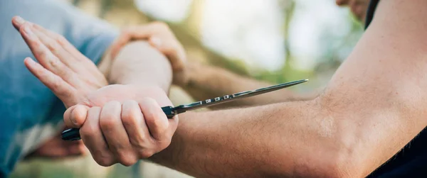 Kapap instruktör visar kampsport självförsvar kniv på — Stockfoto