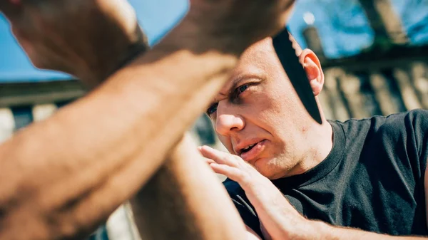 Kapap instructeur toont vechtsporten zelfverdediging mes op — Stockfoto