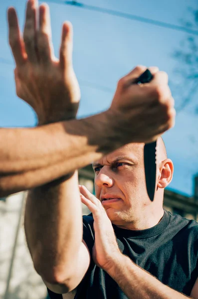 Kapap eğitmen bıçak öz savunma sanatları gösterir — Stok fotoğraf