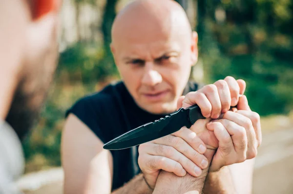 Kapap instructor demuestra artes marciales cuchillo de defensa personal en — Foto de Stock