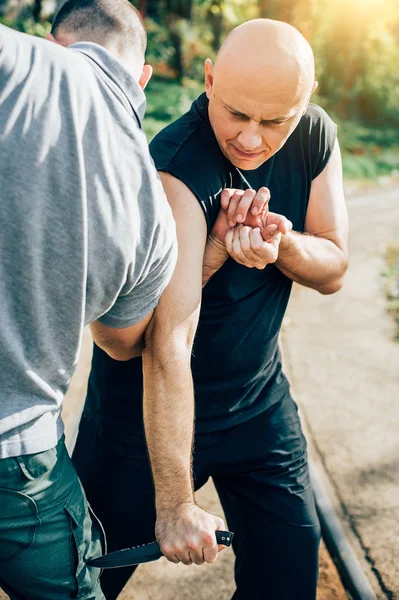 Kapap instructor demonstrates martial arts self defense knife at — Stock Photo, Image