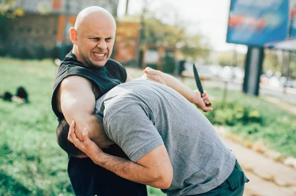 Kapap instruktör visar kampsport självförsvar kniv på — Stockfoto