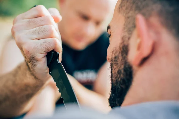 Kapap oktató bemutatja önvédelmi kést harcművészet — Stock Fotó