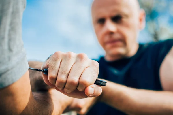 Kapap instructor demonstrates martial arts self defense knife at — Stock Photo, Image