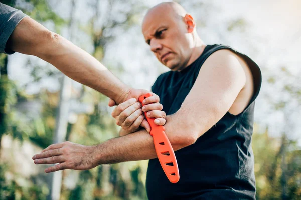 Self defense disarming technique against threat and knife attack — Stock Photo, Image