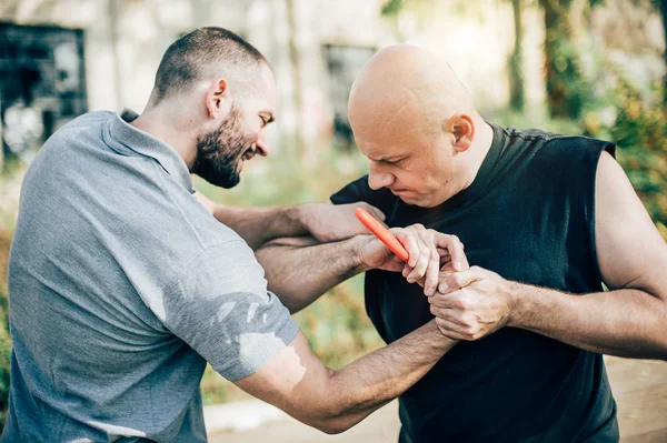 Autodefensa técnica de desarme contra amenaza y ataque con cuchillo — Foto de Stock