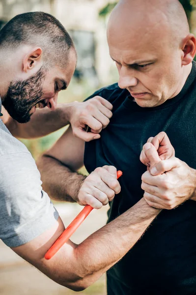 Self defense disarming technique against threat and knife attack — Stock Photo, Image