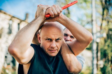 Kendini sevdiren tekniği tehdit ve bıçak saldırılara karşı savunma