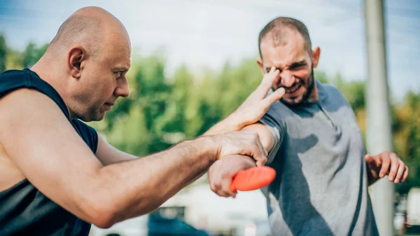 Självförsvar avväpnande teknik mot hot och kniv attack — Stockfoto