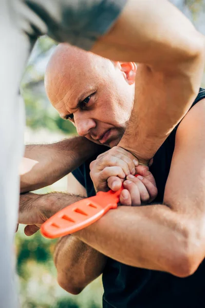 Self defense disarming technique against threat and knife attack — Stock Photo, Image