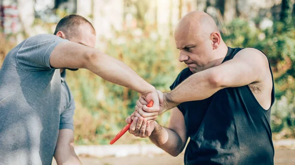 Entwaffnende Technik zur Selbstverteidigung gegen Bedrohung und Messerattacke — Stockfoto