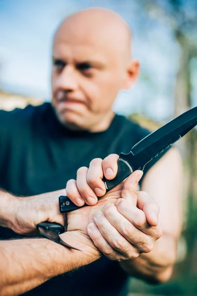 Cuchillo vs cuchillo. Instructor de Kapap demuestra lucha y disar — Foto de Stock