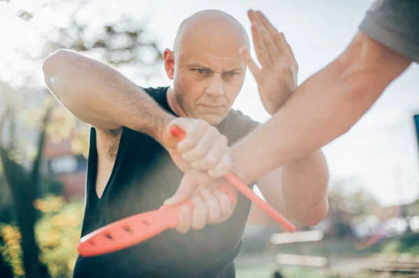 Cuchillo vs cuchillo. Instructor de Kapap demuestra lucha y disar — Foto de Stock