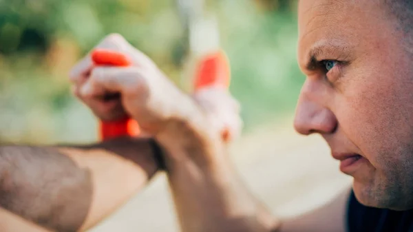 Coltello contro coltello. Kapap istruttore dimostra combattimento e disar — Foto Stock