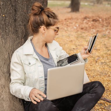Çok fazla ekranları, mobils, tabletler ve lapto histerik kızla