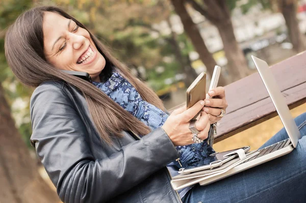 Hysterisches Mädchen mit zu vielen Bildschirmen, Handys, Tablets und Laptops — Stockfoto