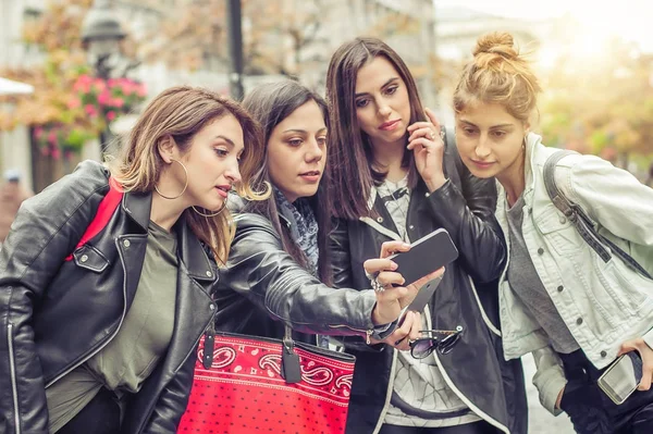 Szczęśliwa dziewczyna przyjaciółmi robienia zdjęć selfie na ulicy — Zdjęcie stockowe