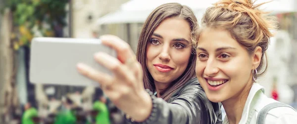 Glückliche Freundinnen, die Selfie-Fotos auf der Straße machen — Stockfoto