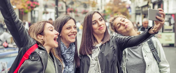 Szczęśliwa dziewczyna przyjaciółmi robienia zdjęć selfie na ulicy — Zdjęcie stockowe