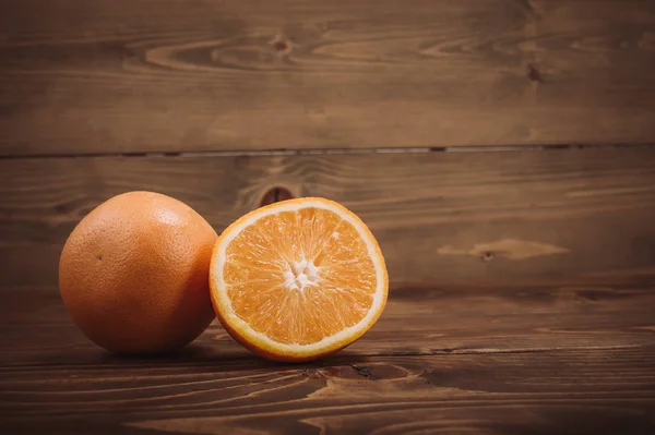 Ovoce čerstvé bio pomeranče na dřevěný stůl — Stock fotografie