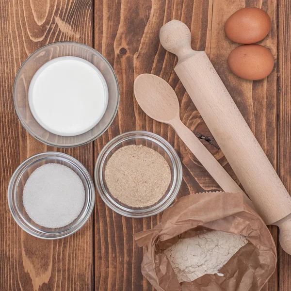 Ingrédients pour biscuits gâteau sur table de cuisine en bois rural vintage — Photo