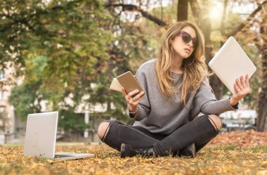 Çok fazla ekranları, mobils, tabletler ve lapto histerik kızla