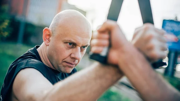 Instructor de artes marciales demuestra lucha machete. Cuchillo largo — Foto de Stock