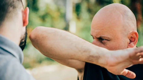 Gata kamp. En man slåss med andra. Gatustrider — Stockfoto