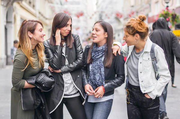 Четыре девушки друзья, сплетни и весело провести время на улице — стоковое фото