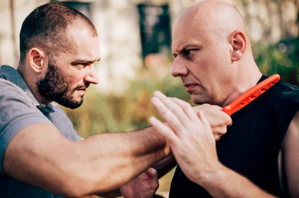 Amenaza de cuchillo. Instructor Kapap demuestra cuchillo de defensa personal t — Foto de Stock