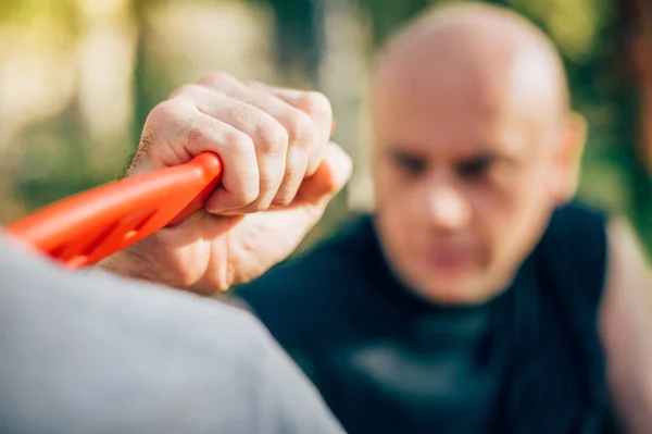 Kés fenyegetés. Kapap oktató bemutatja, önvédelmi kés t — Stock Fotó